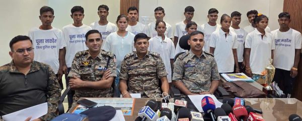 48 लाख के इनामी 15 नक्सलियों का समर्पण