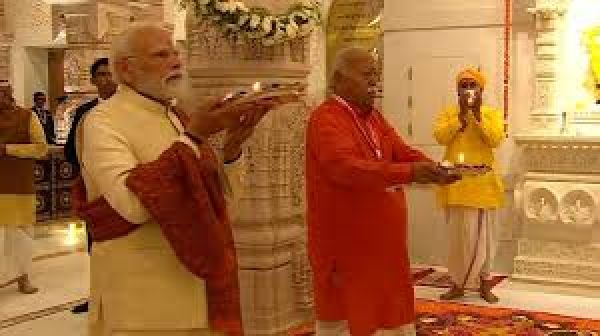 प्रधानमंत्री मोदी ने राम जन्मभूमि मंदिर के शिखर पर ध्‍वज फहराया