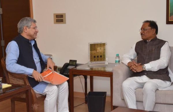 रेल सुविधाओं के विस्तार, नए प्रोजेक्ट्स की प्रगति  पर चर्चा