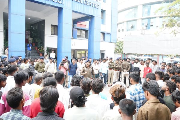 शातिर चाकूबाजों की परेड, कार्रवाई भी की गई 