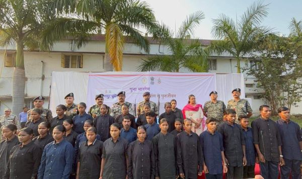 नारायणपुर में 28 नक्सलियों का समर्पण, 3 ने हथियार जमा कराए