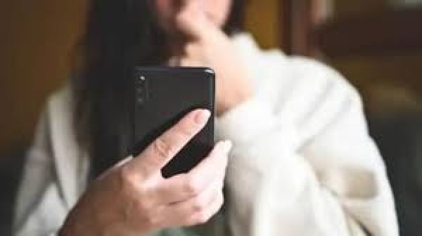 ठगों ने उसका फ़ोन हैक कर लिया, लेकिन उसके अकाउंट्स तक कैसे पहुँचे?