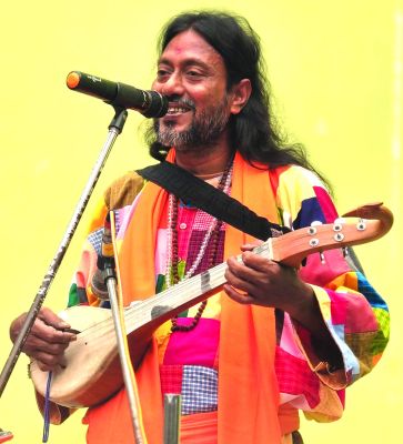 पश्चिम बंगाल की प्रसिद्ध बाउल लोकधुनों की प्रस्तुति ने वातावरण को सुरमय बनाया