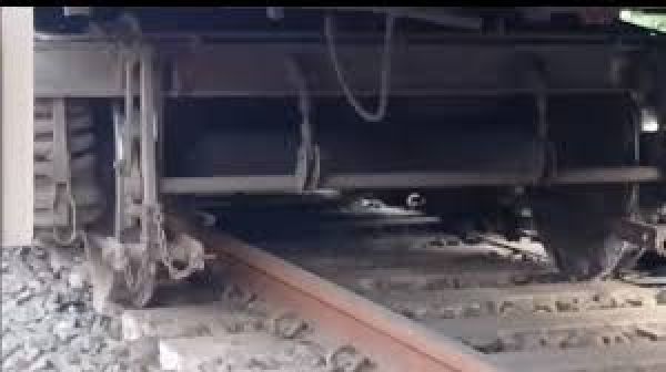 झारखंड के दुमका में यात्री ट्रेन के दो डिब्बे पटरी से उतरे