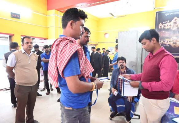 स्टेशन में औचक कार्रवाई, 29 अनाधिकृत वेंडर पकड़े गए