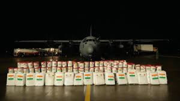 चक्रवाती तूफ़ान दित्वाह से प्रभावित श्रीलंका में भारत ने पहुंचाई 12 टन राहत सामग्री