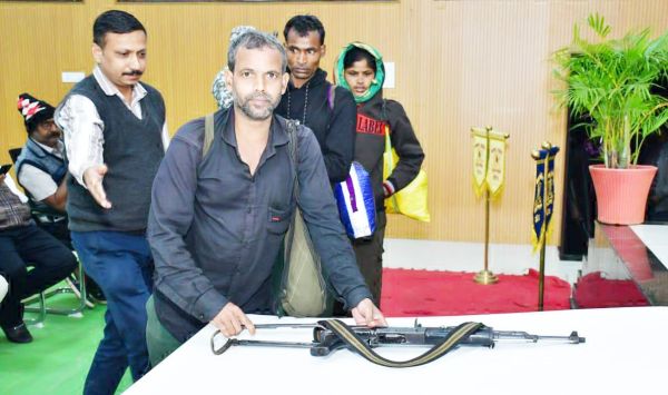 एमएमसी जोन के एसजेडसी मेम्बर विकास का 11 नक्सलियों संग महाराष्ट्र में समर्पण