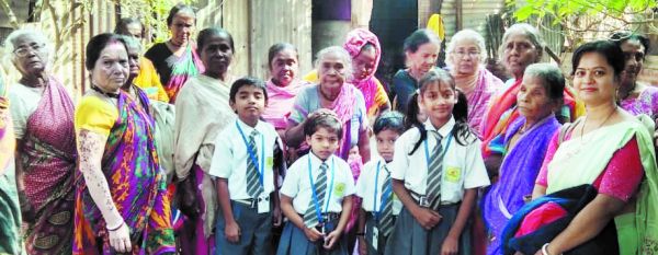 छत्रपति शिवाजी किड्स स्कूल से गरम कपड़े पा खिले वृद्धों के चेहरे