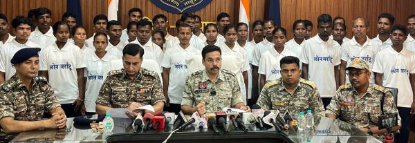 65 लाख के 27 ईनामी सहित 37 नक्सलियों का समर्पण