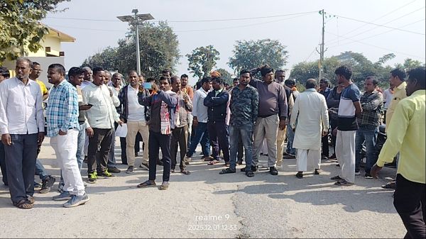 रामचन्द्रपुर खरीदी केंद्र बदलने से आक्रोश, सडक़ पर उतरे किसान