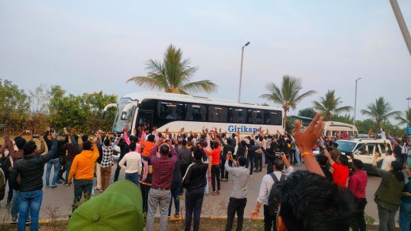 दोनों टीमें पहुंची, खिलाड़ियों की झलक पाने लोगों को होना पड़ा मायूस 