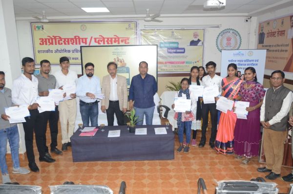 ‘पर्यटन साथी’ कलेक्टर ने 62 युवाओं को सौंपा प्रमाणपत्र जॉब ऑफर लेटर