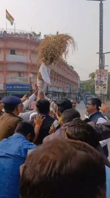 जमीन गाइडलाइन दर वृद्धि के खिलाफ आप ने  वित्त मंत्री का पुतला जलाया