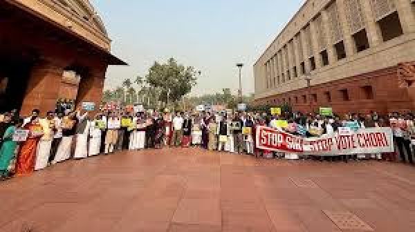 विपक्षी सांसदों ने श्रम संहिताओं के खिलाफ संसद परिसर में प्रदर्शन किया