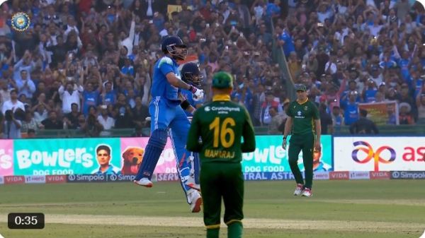 भारत बनाम साउथ अफ्रीका : 'रन मशीन' विराट कोहली ने लगाया वनडे फॉर्मेट में 53वां शतक