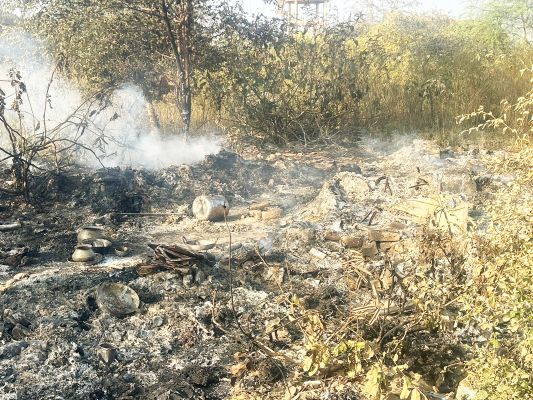 सडक़ किनारे झोपड़ी में लगी आग, महिला की मौत, जांच