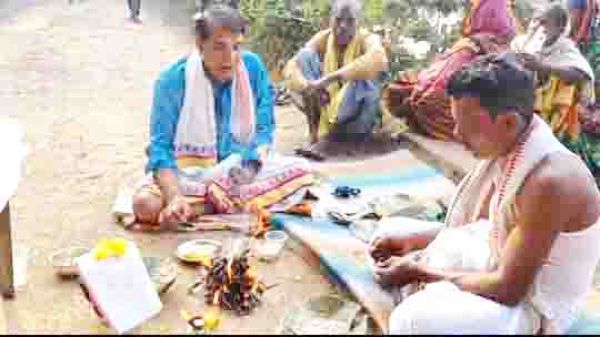 हाथी के बच्चे की मौत के बाद गांव वालों ने किया दशकर्म