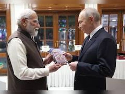 रूस के राष्ट्रपति पुतिन को पीएम मोदी ने भेंट की गीता