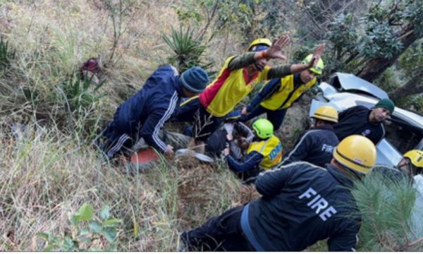 उत्तराखंड में 250 मीटर गहरी खाई में गिरी कार, सुबह घायल युवक को निकाला 