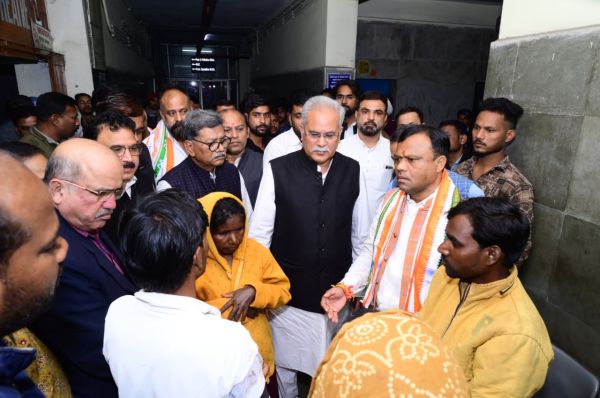 गला काटने वाले मनबोध के परिजनों से मिले कांग्रेस नेता 