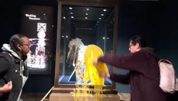 टावर ऑफ़ लंदन में स्टेट क्राउन वाले डिस्प्ले केस पर प्रदर्शनकारियों ने फेंका कस्टर्ड