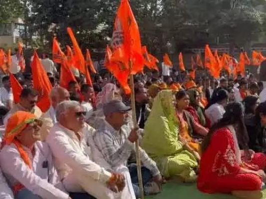 गृहमंत्री का बंगला घेरने जुटी करणी  सेना ने राजगीत का किया अपमान