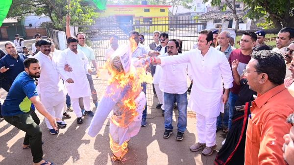कांग्रेस ने सरकार का पुतला जलाया, कल एसडीएम के सामने प्रदर्शन 