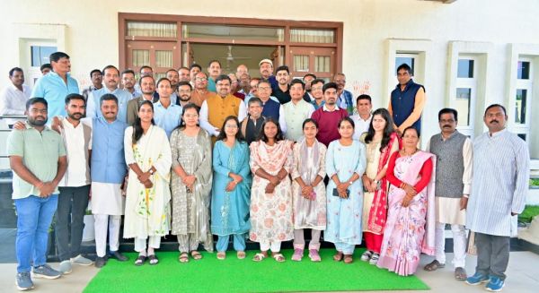 शिशु मंदिर के विद्यार्थी बने अफसर, मंत्री यादव से  मिले