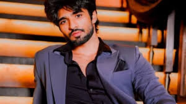 टीवी कलाकार जीशान खान मुंबई में कार दुर्घटना में बाल-बाल बचे