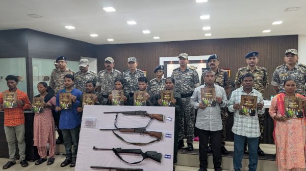गढ़चिरौली में 82 लाख ईनामी 11 सीनियर नक्सलियों ने डाले हथियार