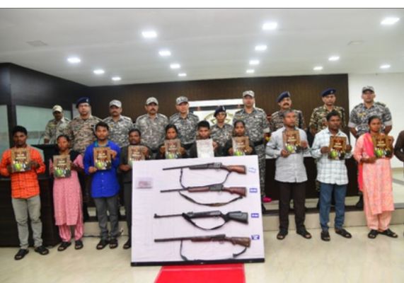 गढ़चिरौली में 11 हार्डकोर माओवादी कैडर ने किया सरेंडर 