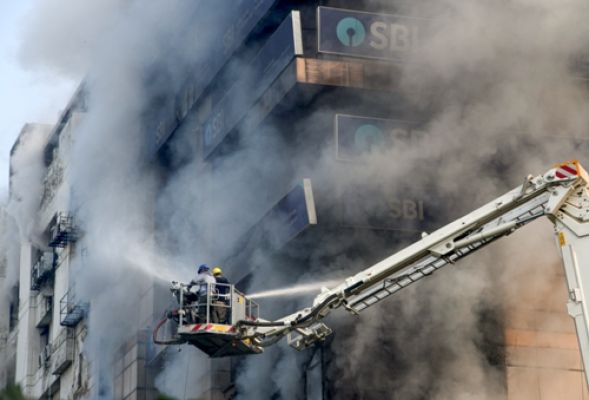 असम: गुवाहाटी में लगी भीषण आग 33 घंटे से अधिक समय से बेकाबू; कई एजेंसियां बचाव कार्य में जुटी