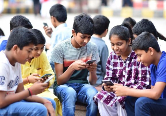 ‘छत्तीसगढ़’ का  संपादकीय : सोशल मीडिया पर उम्र और समय की सीमा बहुत जरूरी