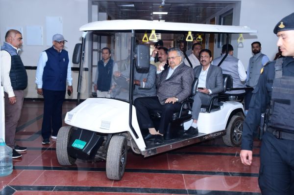   शीत सत्र:  बैटरी कार में न‌ई विधानसभा का जायजा लिया रमन सिंह ने 