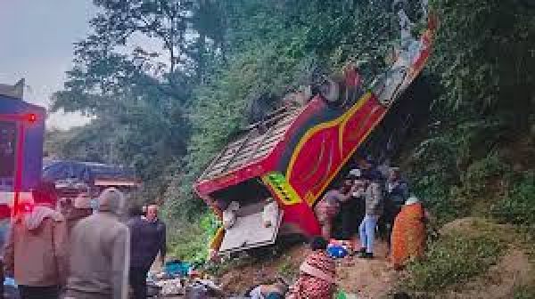 आंध्र प्रदेश में यात्रियों से भरी बस खाई में गिरी, 9 लोगों की मौत