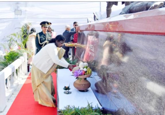 राष्ट्रपति मुर्मू ने इंफाल में नुपी लाल स्मारक पर पुष्पांजलि अर्पित की