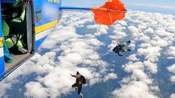 ऑस्ट्रेलिया : स्काईडाइवर छलांग लगाने के बाद 15 हजार की ऊंचाई पर विमान के ‘टेल’ में फंसा