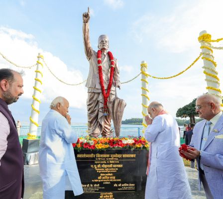 वीर सावरकर की प्रतिमा का अनावरण