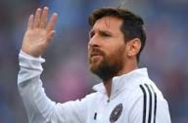 मेस्सी के खुमार में कोलकाता, आधी रात को स्वागत के लिये पहुंचे हजारों प्रशंसक