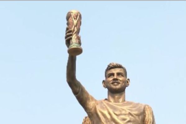 लियोनल मेसी ने अपनी 70 फुट की प्रतिमा का किया अनावरण