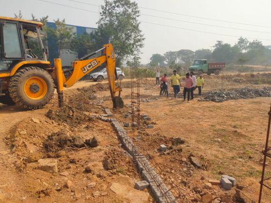 रायपुरा में 2 एकड़ में हो रहे अवैध प्लॉटिंग पर चला जेसीबी 