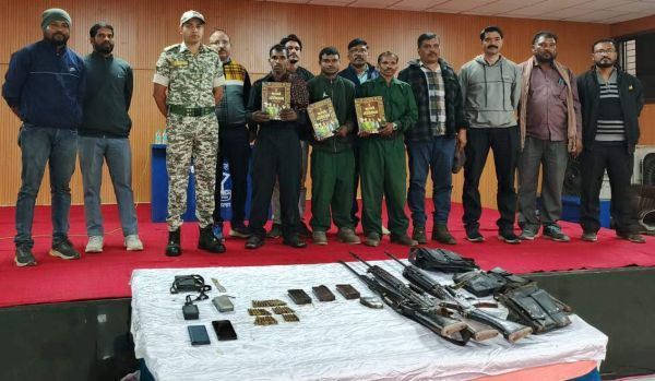 महाराष्ट्र में 20 लाख के ईनामी बस्तर के तीन नक्सलियों का समर्पण