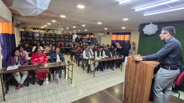 जीवन में आधे खाली ग्लास को पूरा कैसे भरें, यही सकारात्मकता सफलता दिलाती है - देवेश साहू