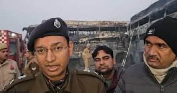 कोहरे की वजह से दिल्ली-आगरा यमुना एक्सप्रेसवे पर कई गाड़ियां टकराईं, 4 की मौत