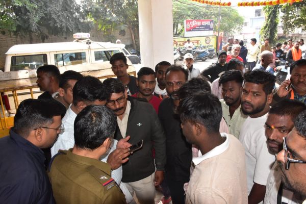 अवैध कब्जा बताकर मूर्ति तोड़ी, रहवासियों ने थाना घेरा