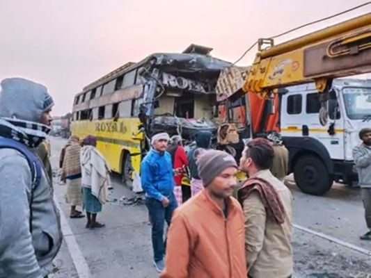 कोहरे में खड़े ट्रेलर से टकराई यात्री बस, 16 घायल