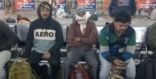 कोहरे से कई ट्रेनें 4 से 10 घंटे तक चल रही लेट, चंदौली स्टेशन पर ठिठुरते हुए यात्रियों ने किया इंतजार