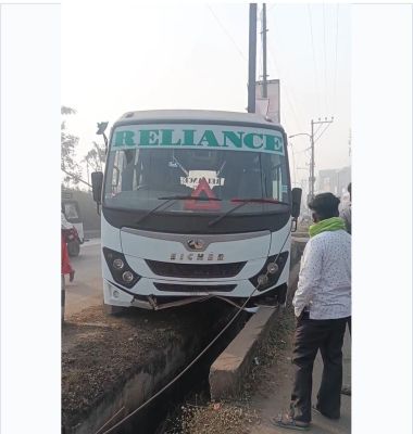 अनियंत्रित स्टाफ बस नाली में जा घुसी 