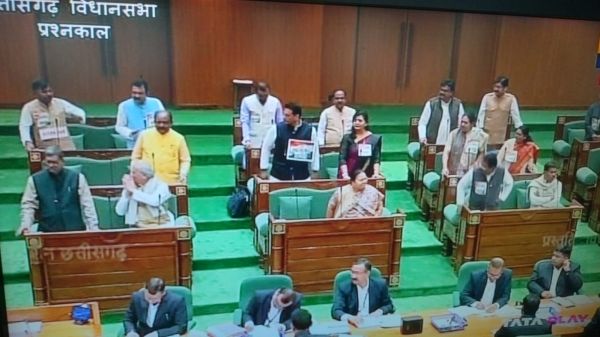 सदन में पोस्टर प्रदर्शन, कार्यवाही 5 मिनट स्थगित 