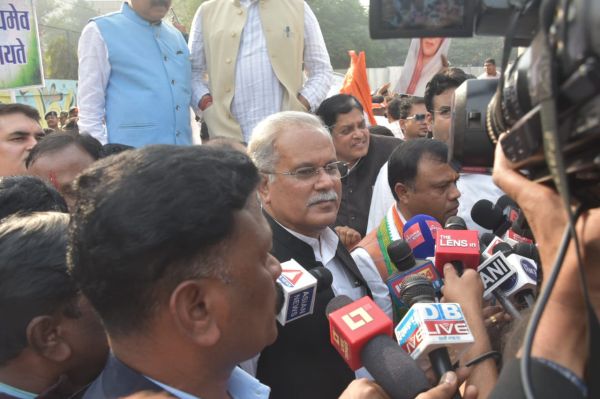 एकात्म परिसर घेरने से पहले रोके गए कांग्रेसी, बैज बघेल ने किया नेतृत्व 